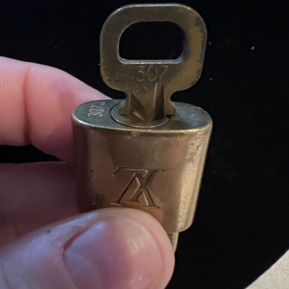 307 Louis Vuitton lock and key, has wear and is numbered 307. - Picture 3 of 4